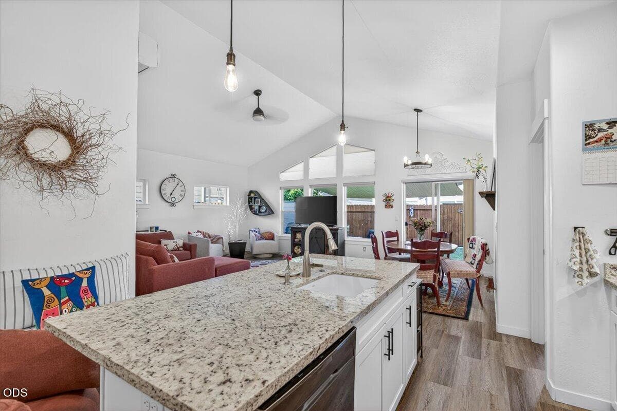 Photo of 689 Heber 5 of 28