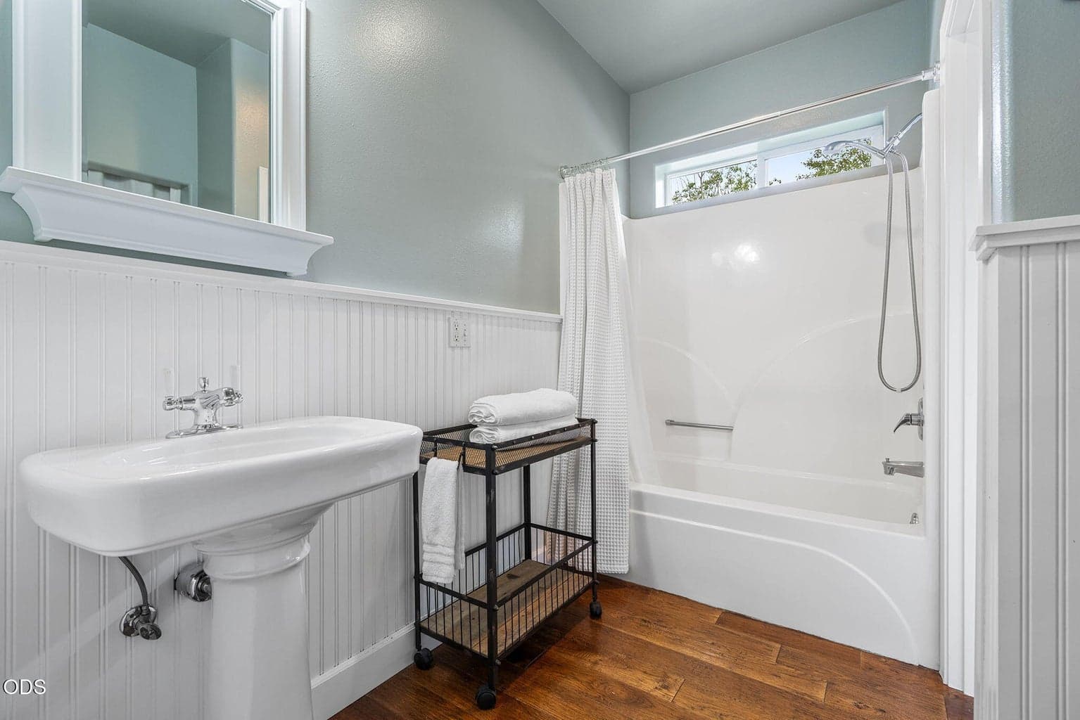 Main-floor guest full bath