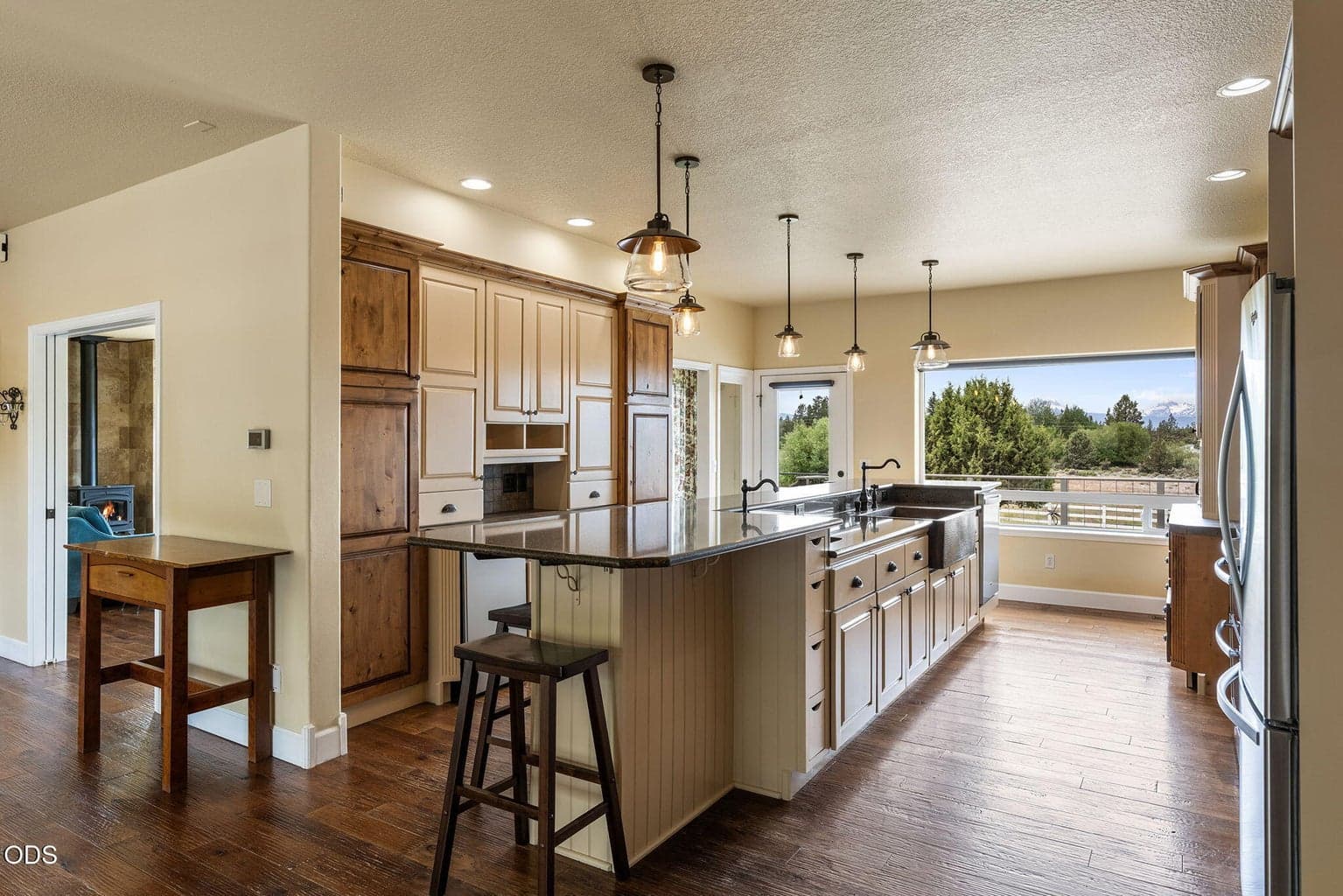 Well-appointed kitchen with granite slab and tile counters