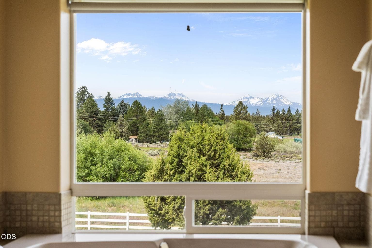 Expansive Cascade Mountain views from the soaking tub