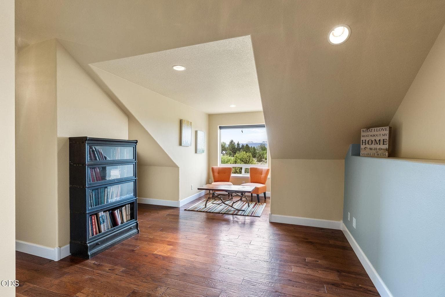 Upstairs Sitting Area with Cascade Mountain Views
