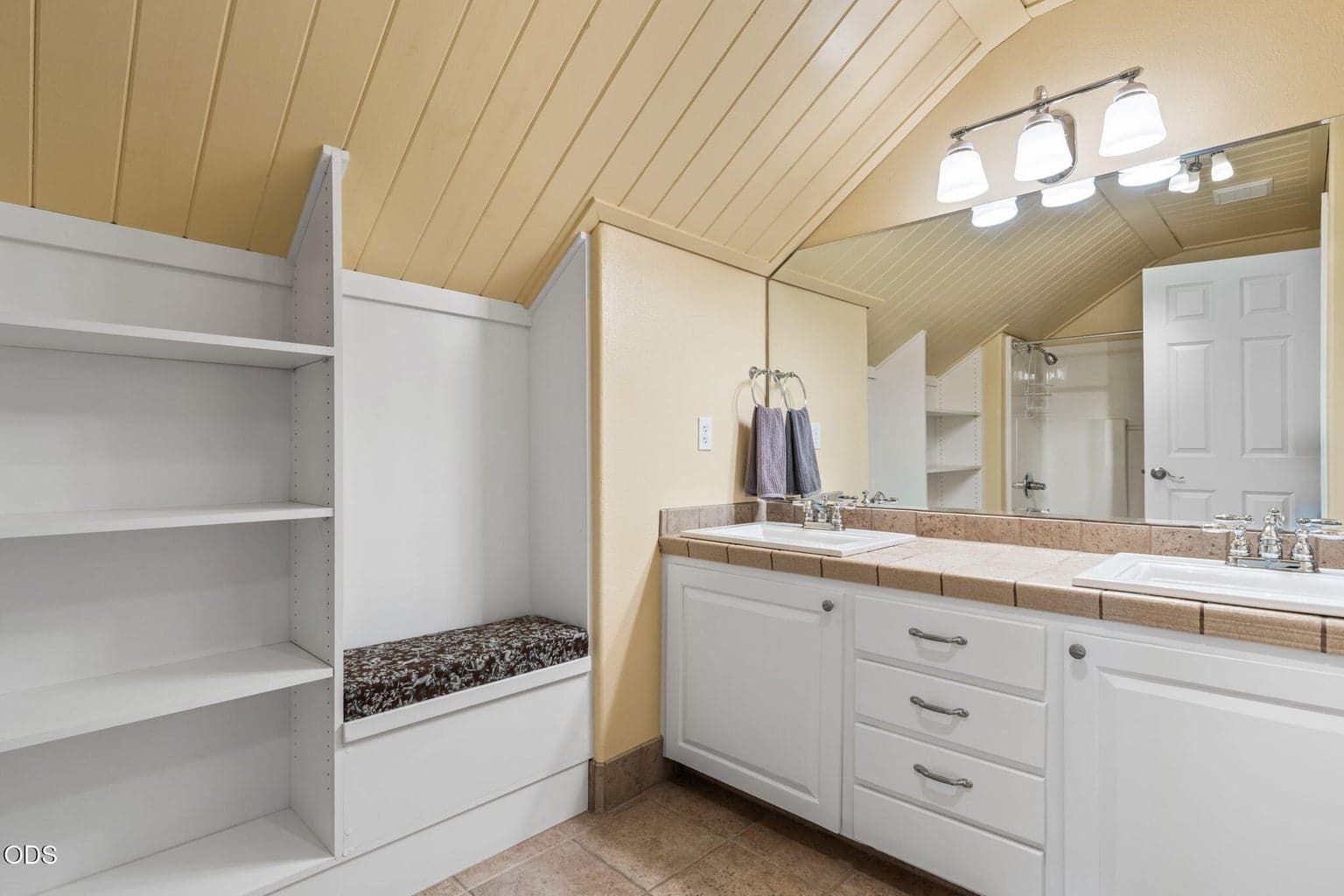 Upstairs Full Bathroom