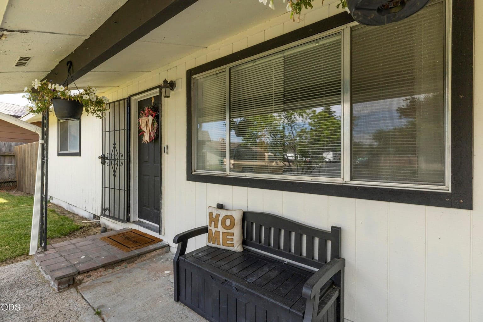 Photo of 4912 Lorrayne 3 of 47
