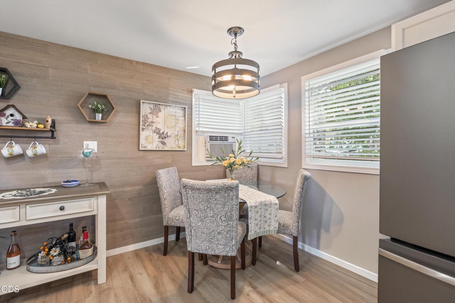 Photo of 751 NE Lookout Avenue 12 of 37