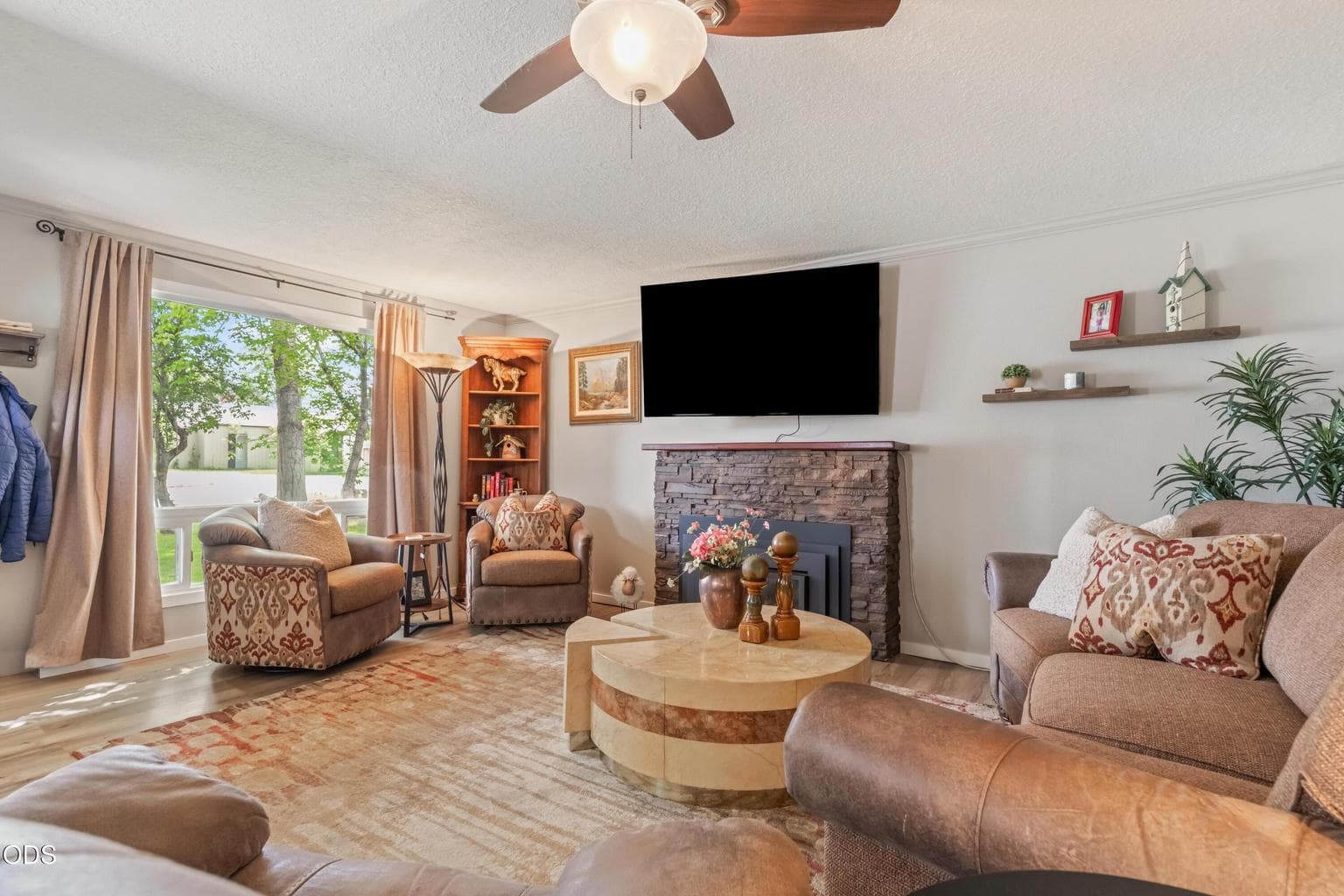 Photo of 751 NE Lookout Avenue 7 of 37