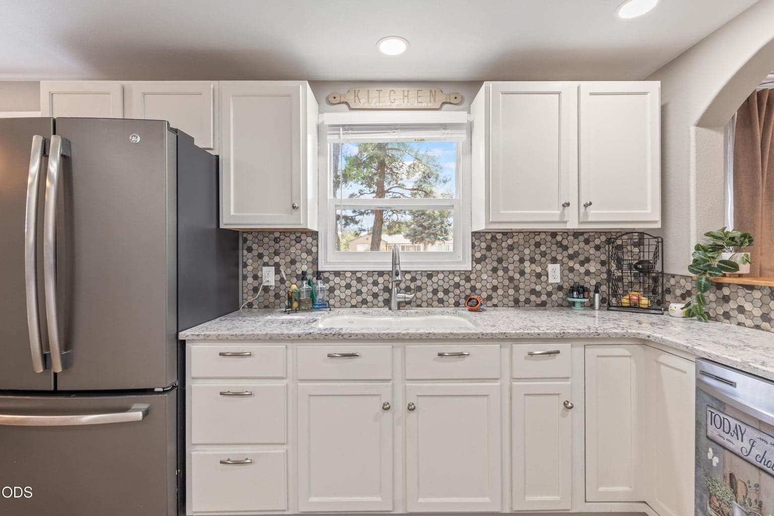 Photo of 751 NE Lookout Avenue 10 of 37
