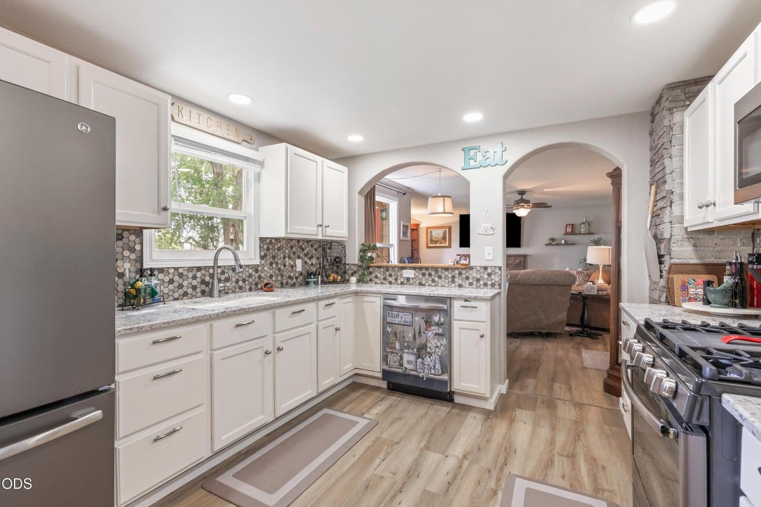 Photo of 751 NE Lookout Avenue 9 of 37