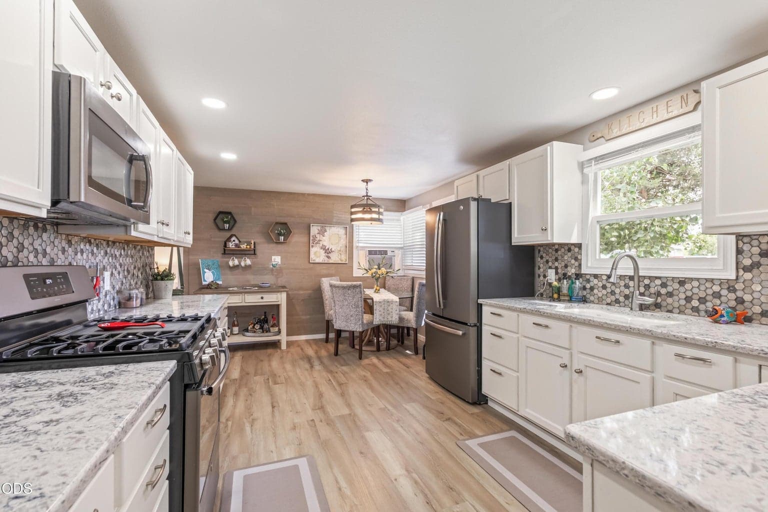 Photo of 751 NE Lookout Avenue 8 of 37