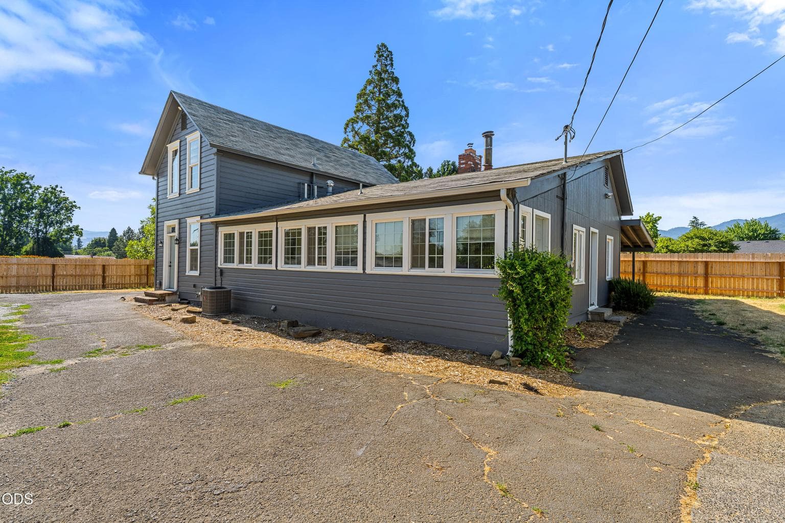 Photo of 1007 Garfield Street 1 of 29