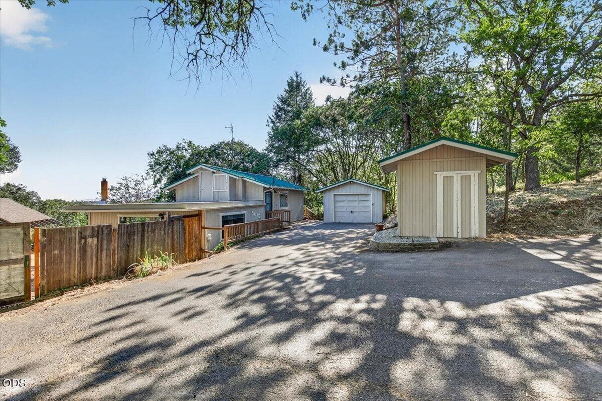 Photo of 5015 Dark Hollow 2 of 28