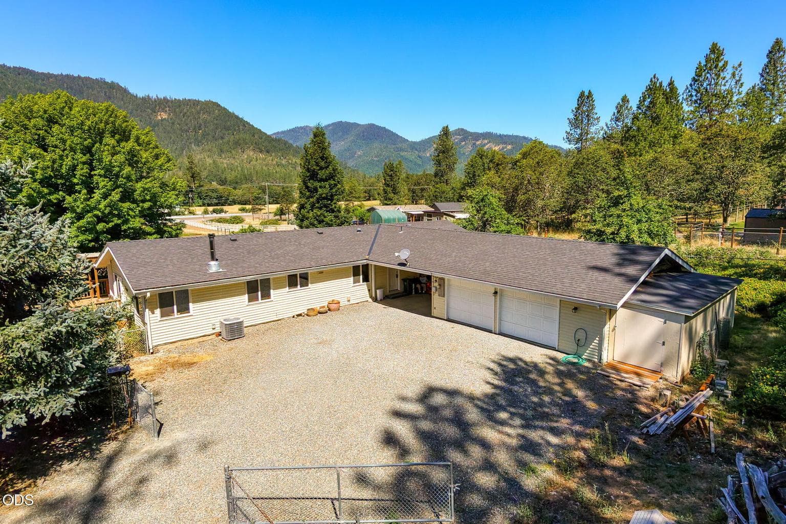 Photo of 2072 Evans Creek 3 of 31