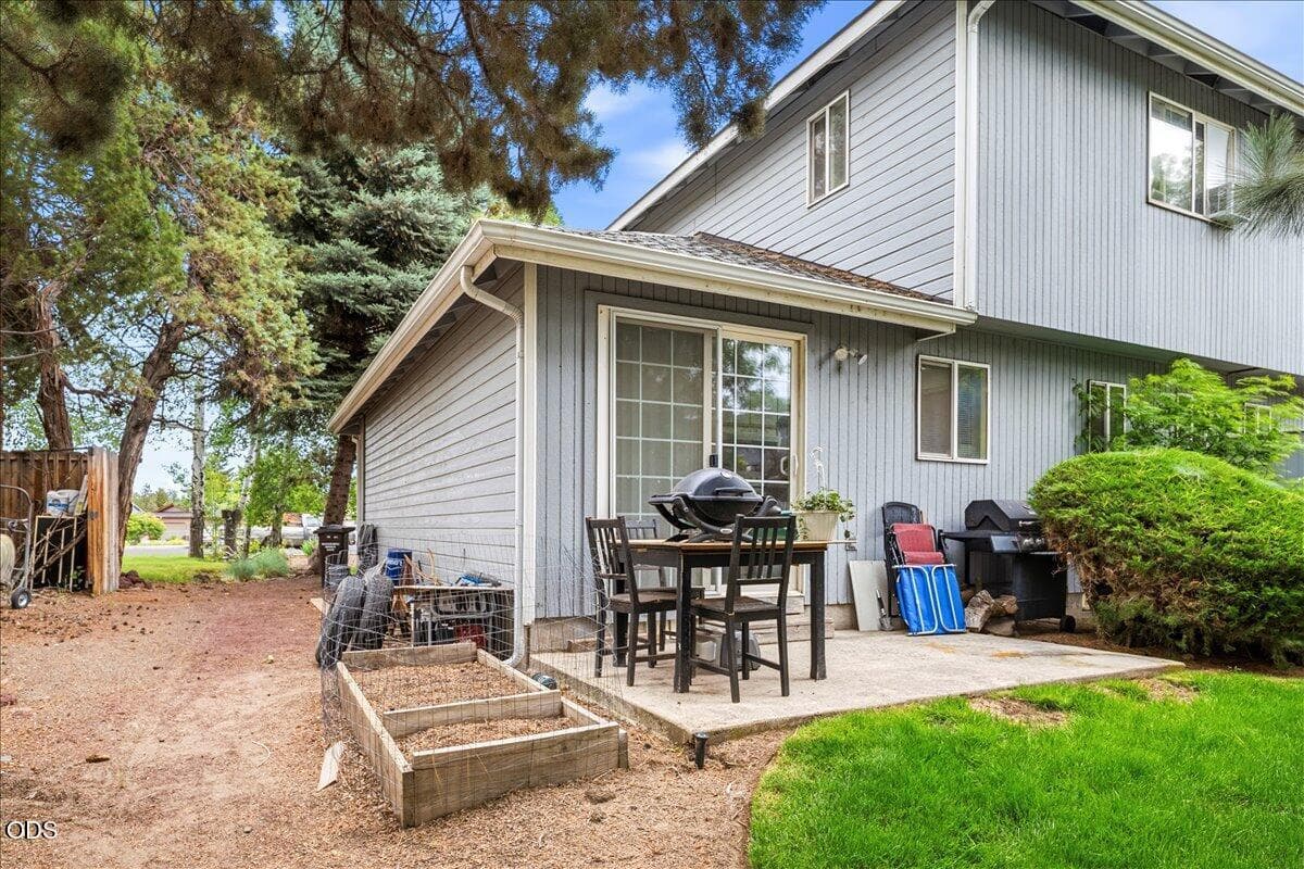 Photo of 1559 SW Rimrock Way 19 of 40