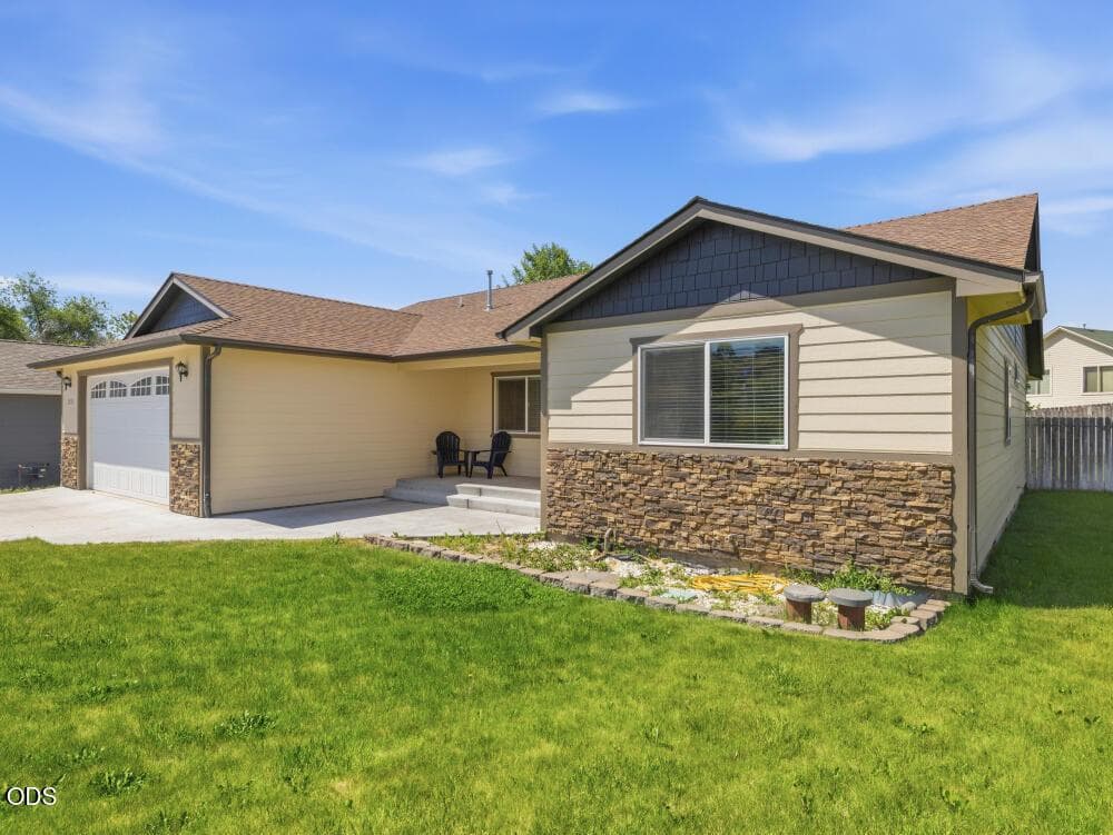 Photo of 2852 Glacier Drive 2 of 40