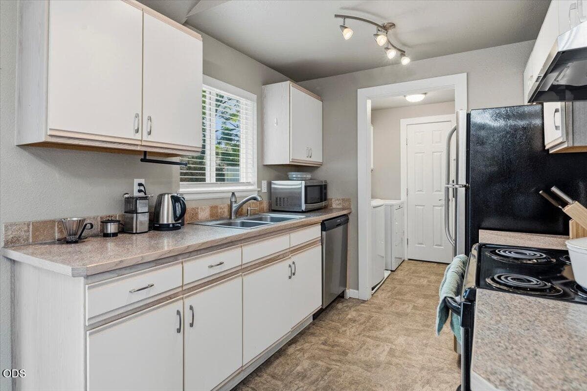 Photo of 1559 SW Rimrock Way 26 of 40