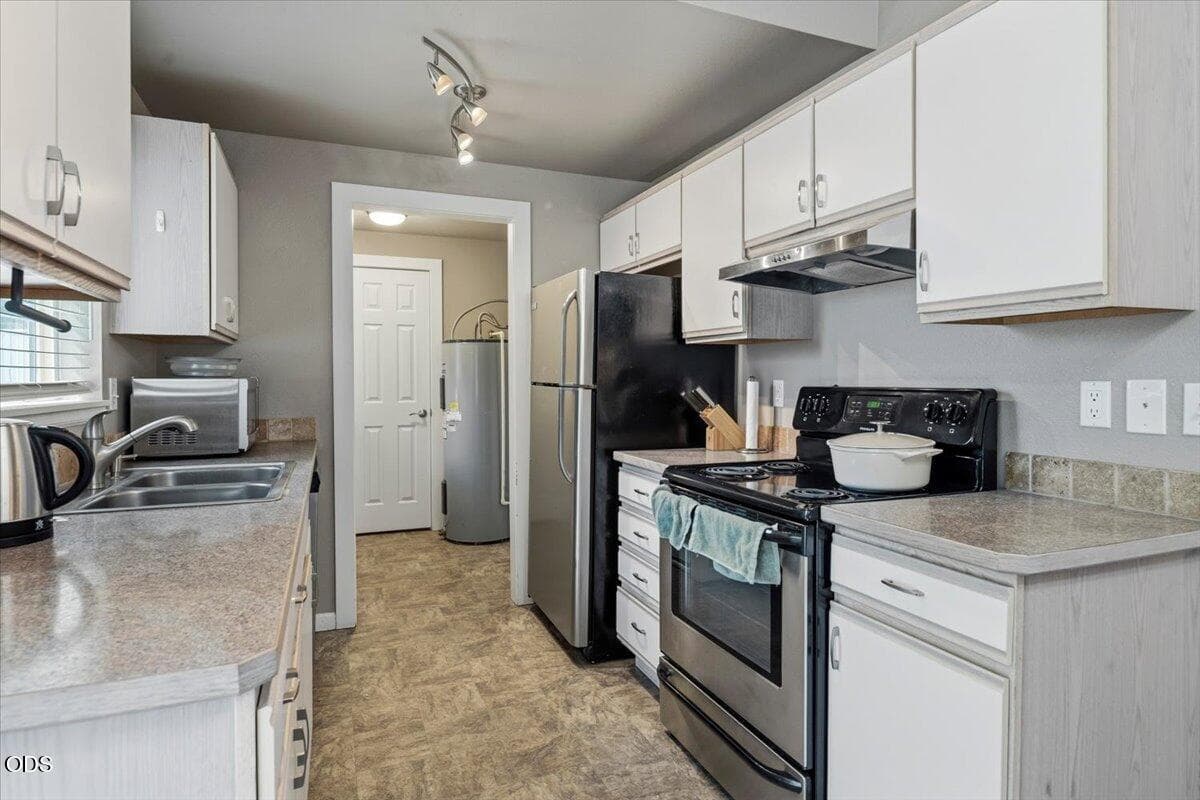 Photo of 1559 SW Rimrock Way 27 of 40