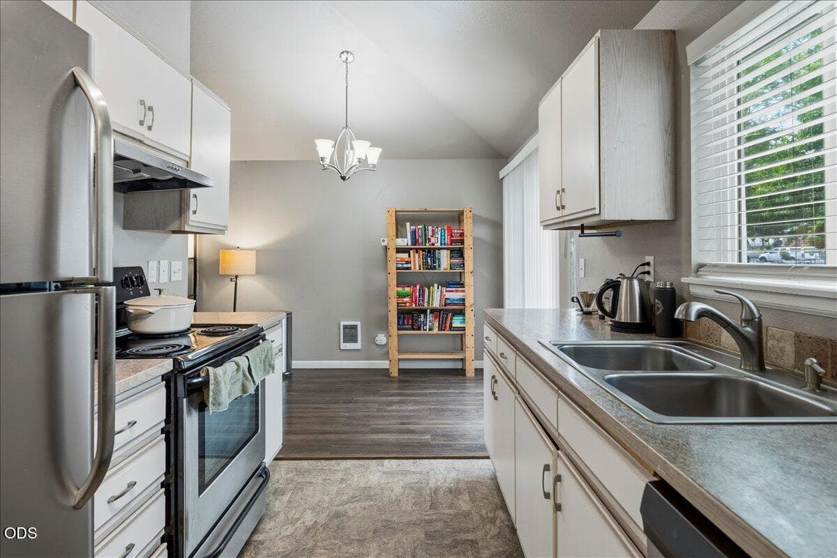 Photo of 1559 SW Rimrock Way 28 of 40