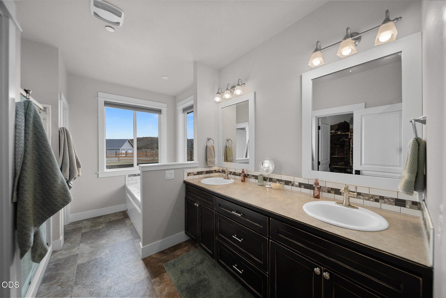 Photo of 8933 NW Elizabeth Way 11 of 29