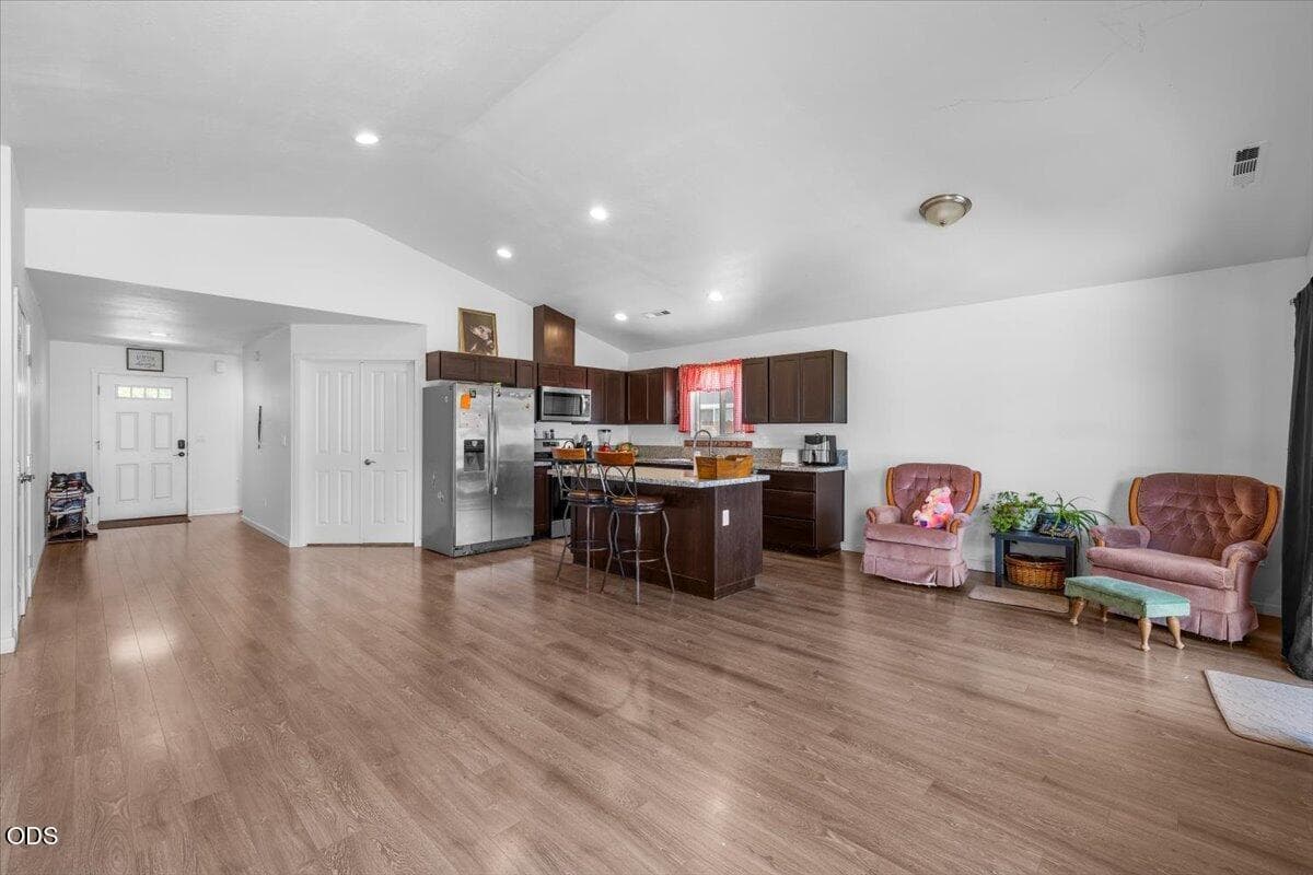 Photo of 7843 Cadence 3 of 18