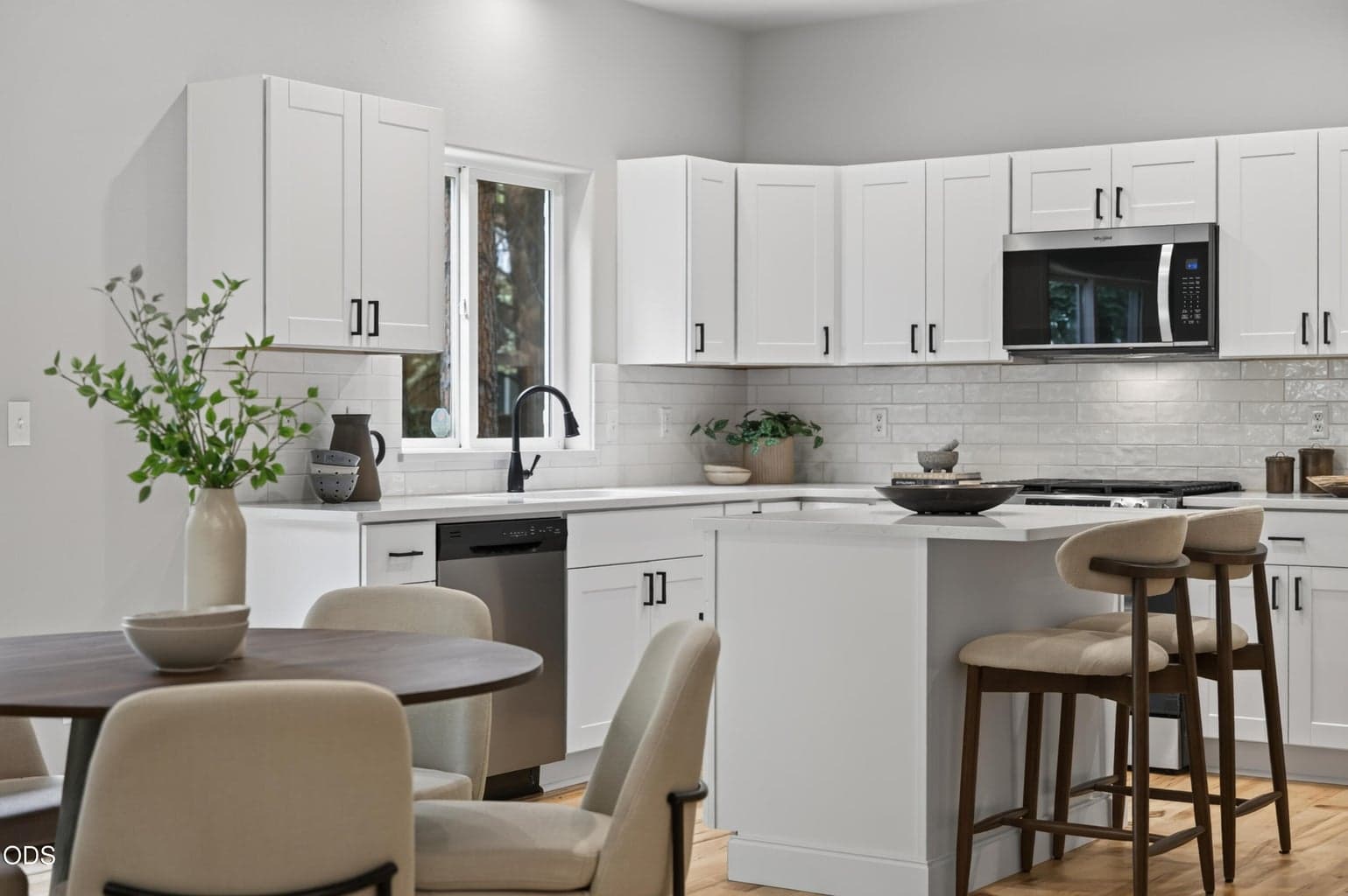 Kitchen / dining and center island