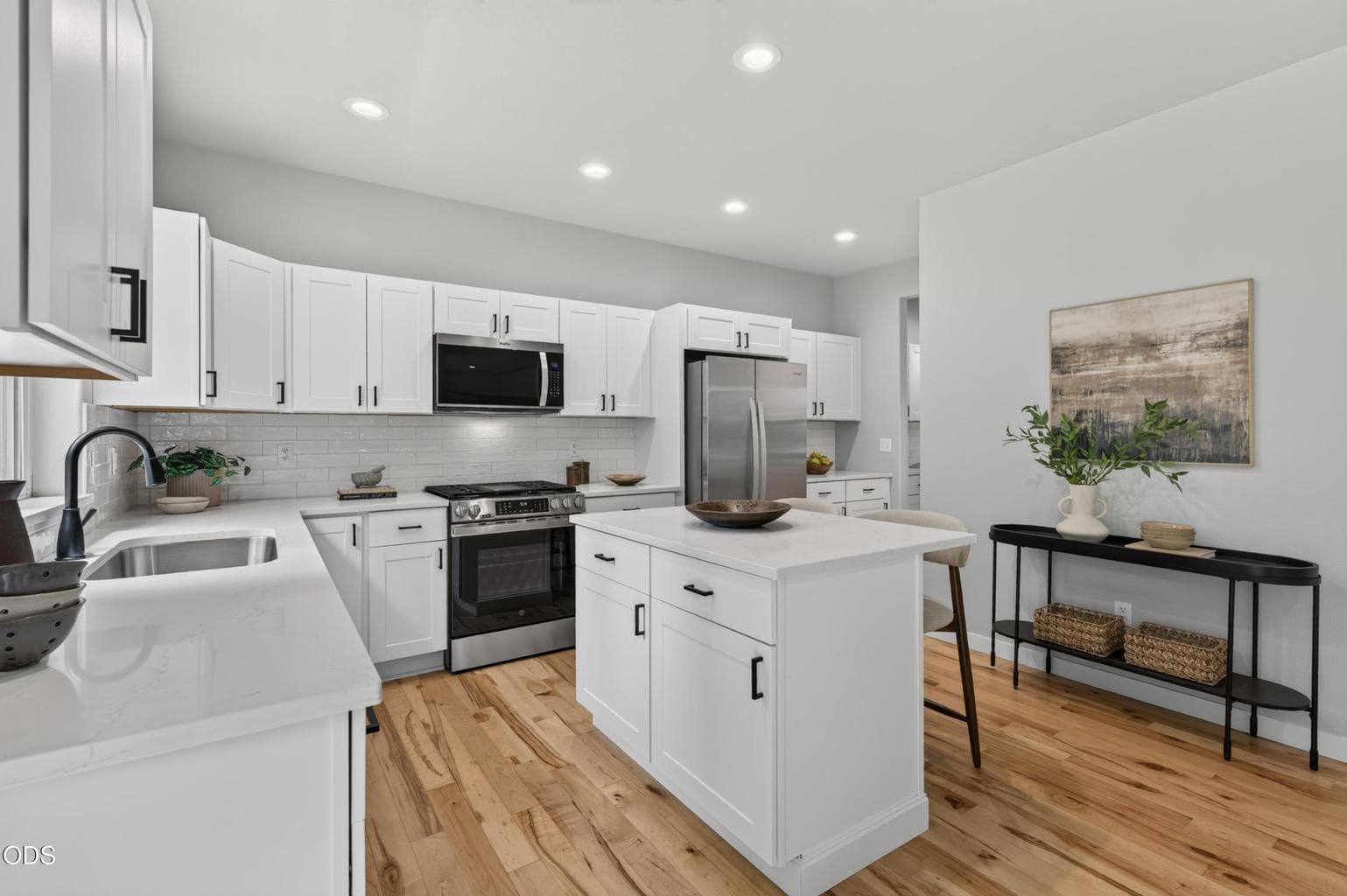 Kitchen / dining and center island