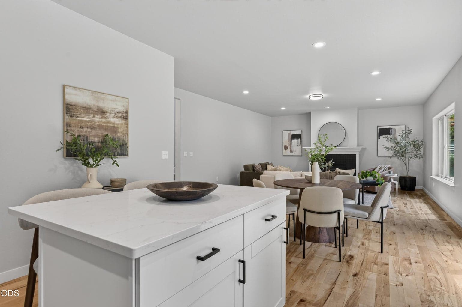 Kitchen center island - view to dining / great room