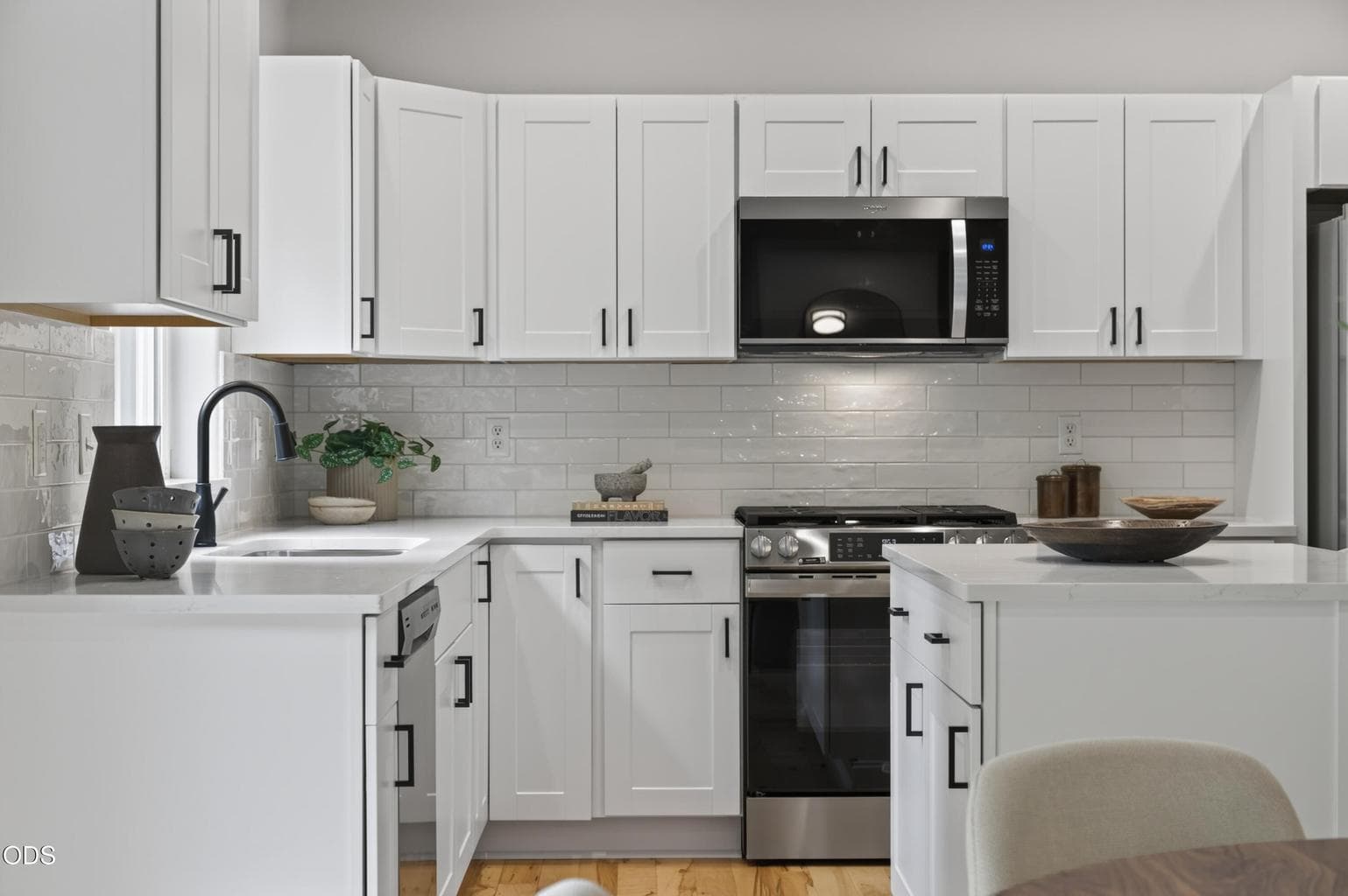 Kitchen / dining and center island