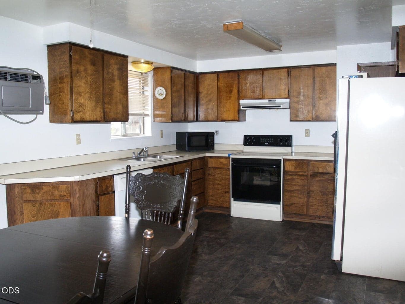 Nice kitchen with 6 person dining table, included!