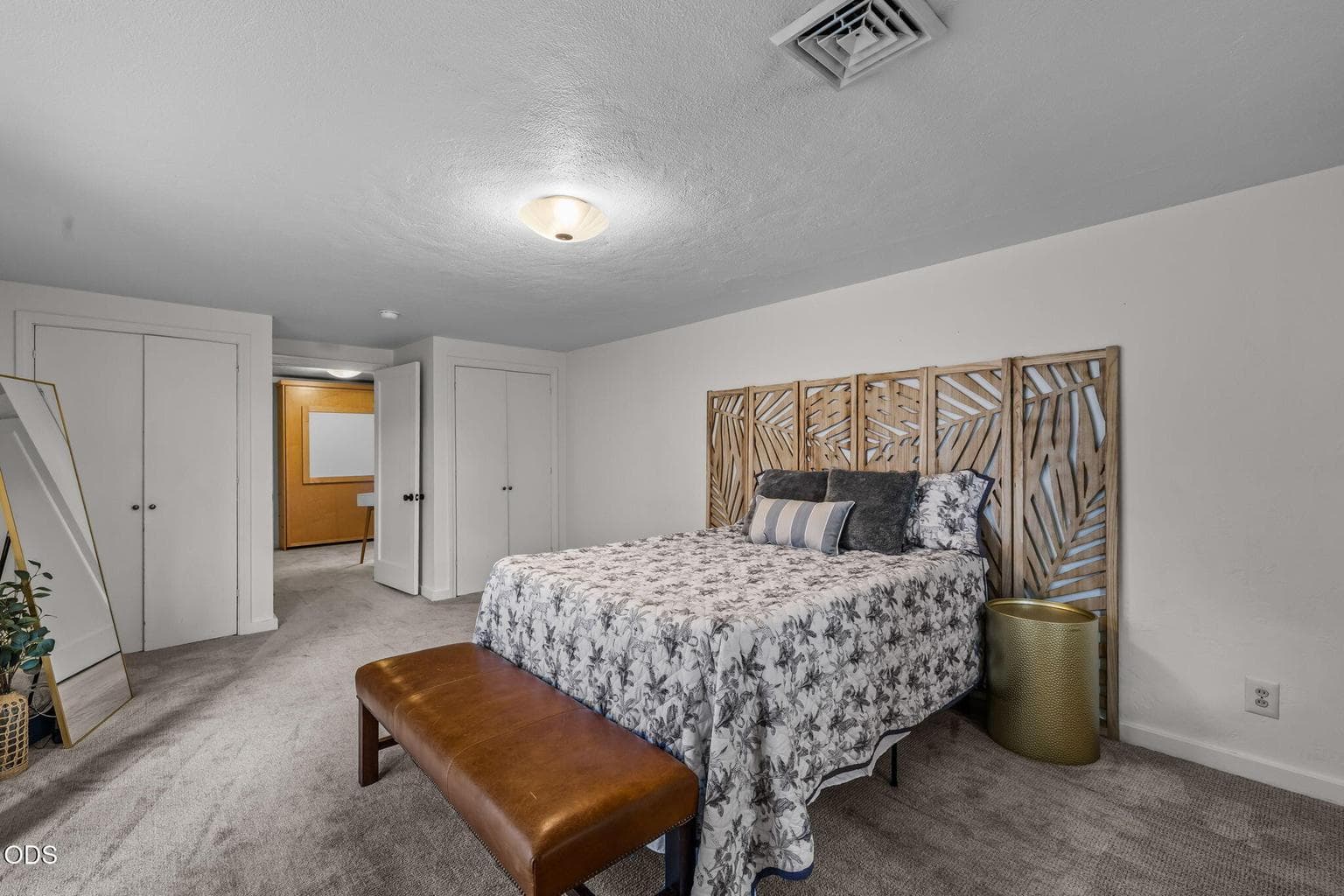 Photo of 636 NE Irving Avenue 18 of 34