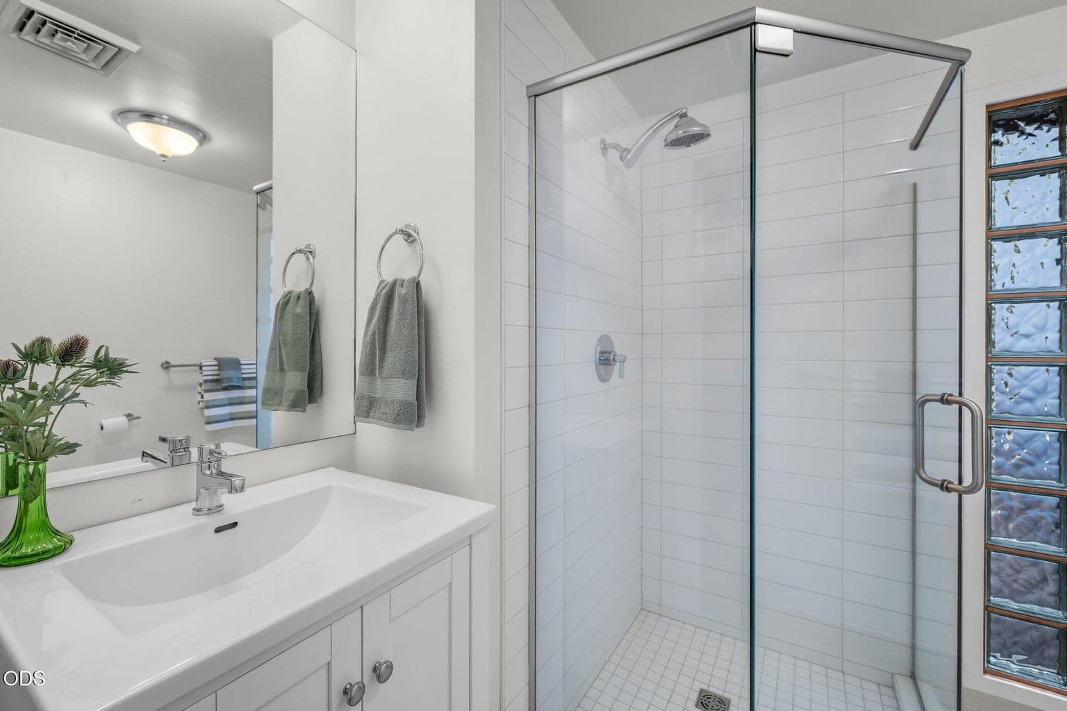 Photo of 636 NE Irving Avenue 19 of 34