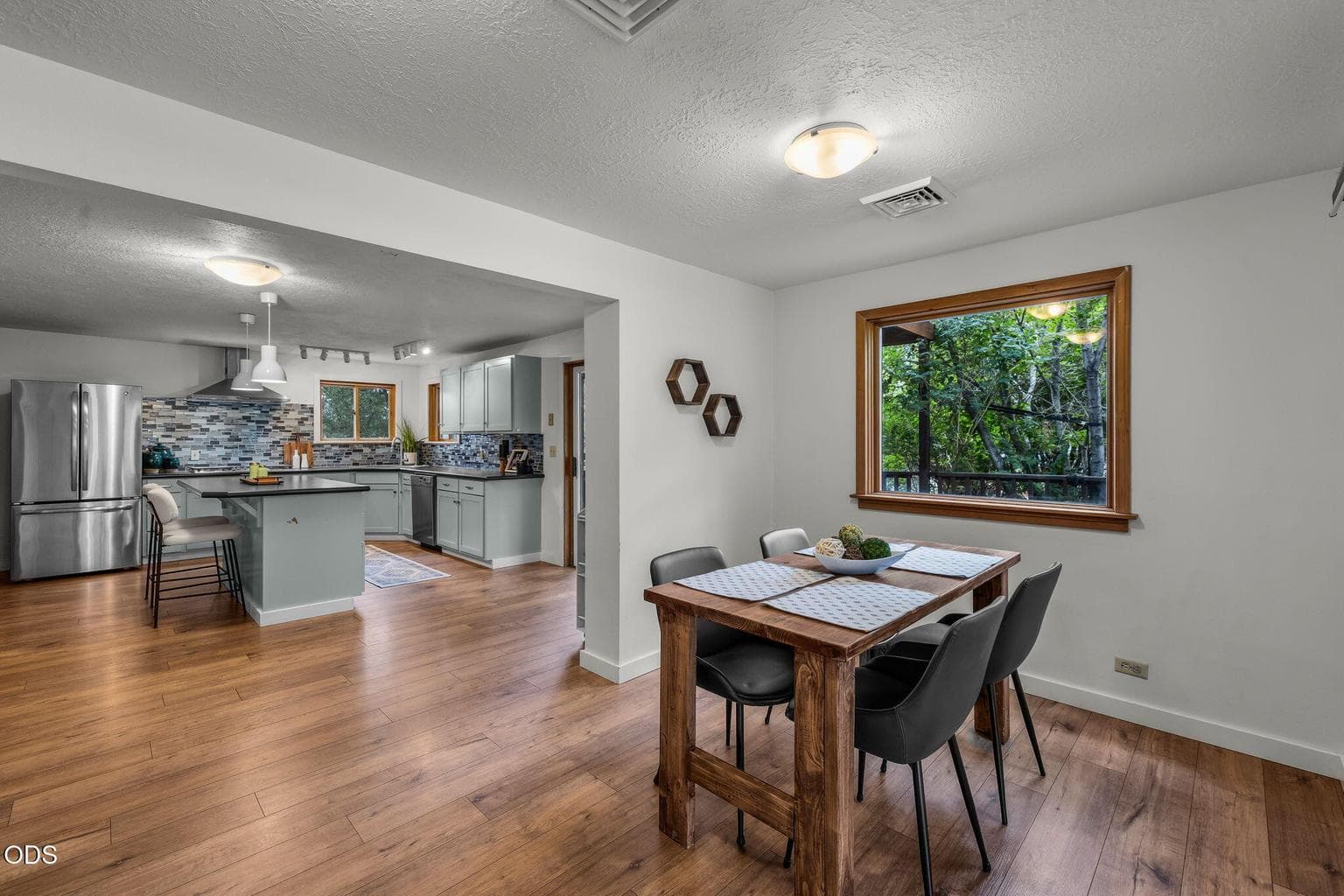 Photo of 636 Irving Avenue 6 of 35