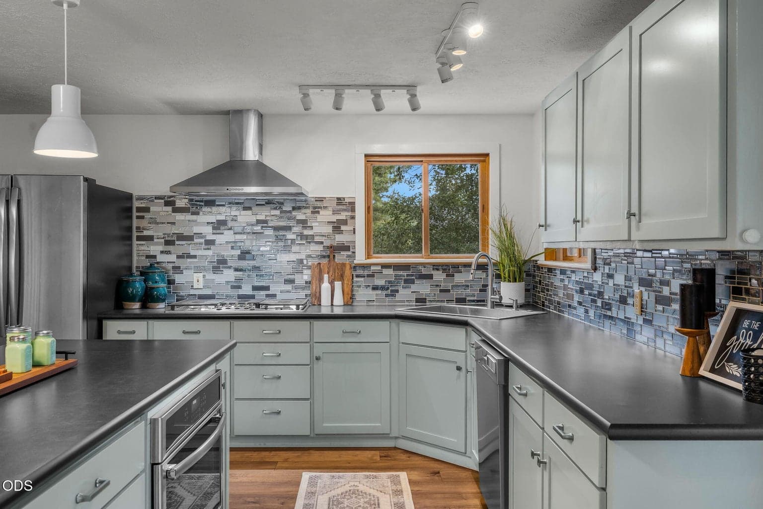 Photo of 636 NE Irving Avenue 7 of 34