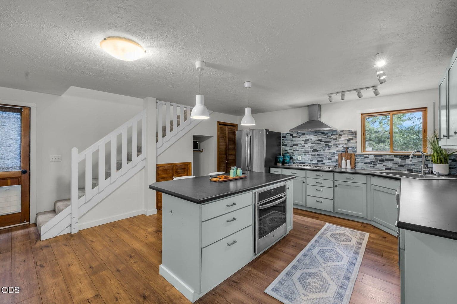 Photo of 636 NE Irving Avenue 9 of 34