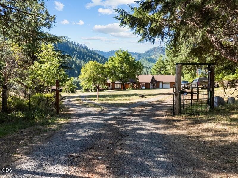 Photo of 12974 Evans Creek 1 of 29