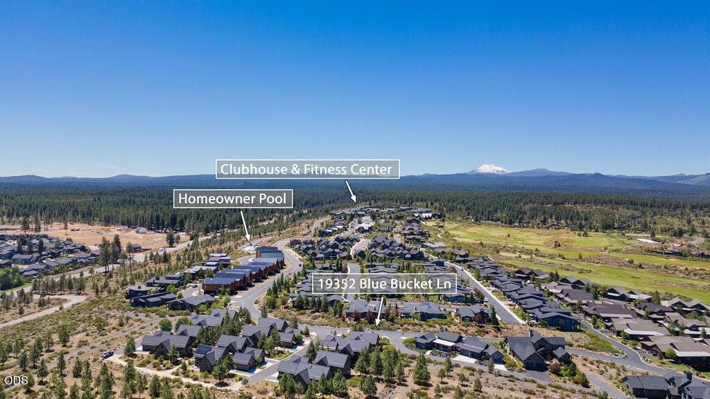 Just a few minutes walk to the Homeowners' pool, trails, and the Tetherow Golf Club.