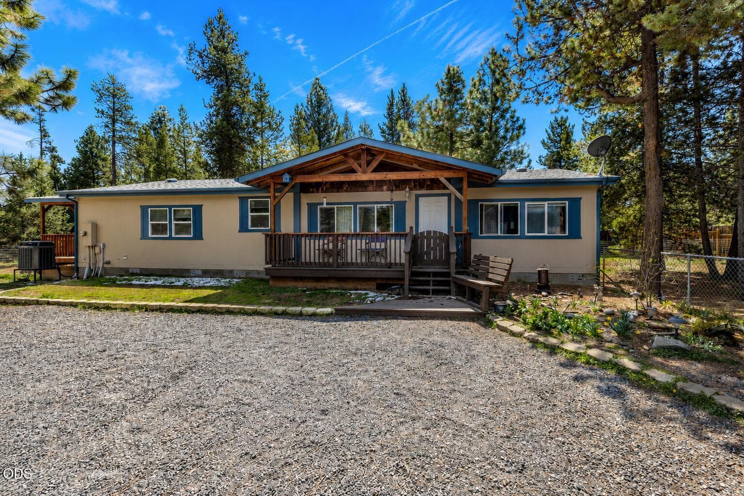 Photo of 15957 Sparks Drive 4 of 33