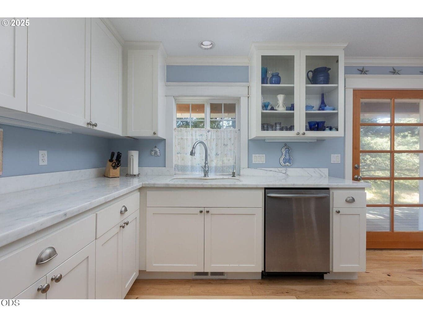Everyone loves a white kitchen with tasteful pops of color.
