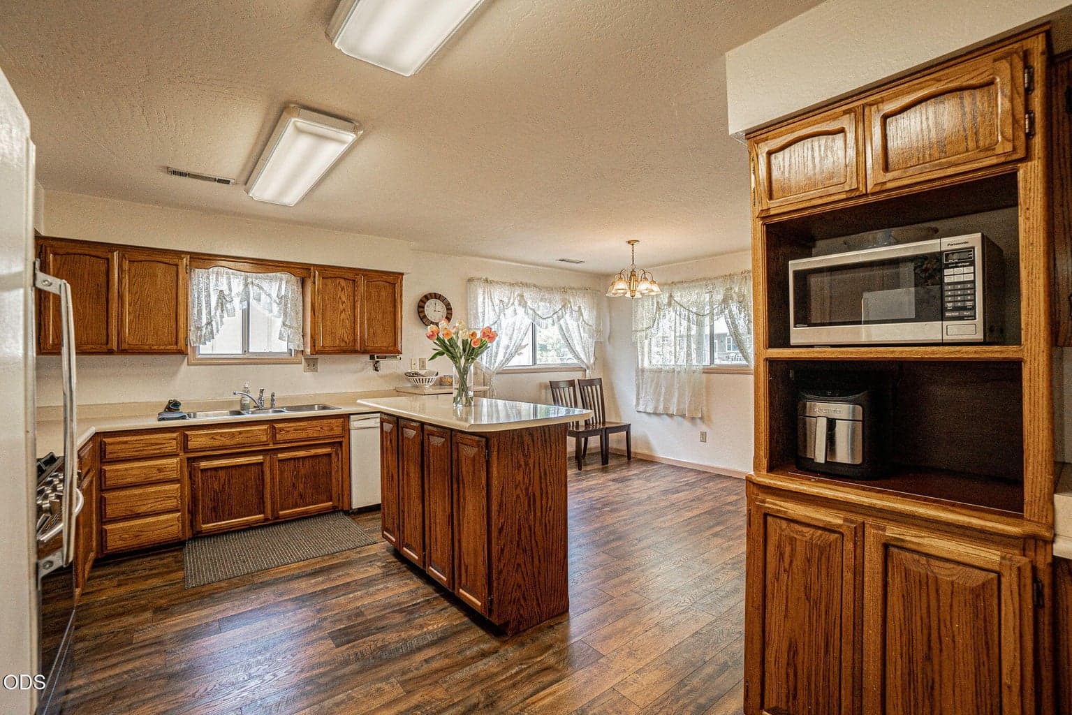 Photo of 6181 Thistle 3 of 26
