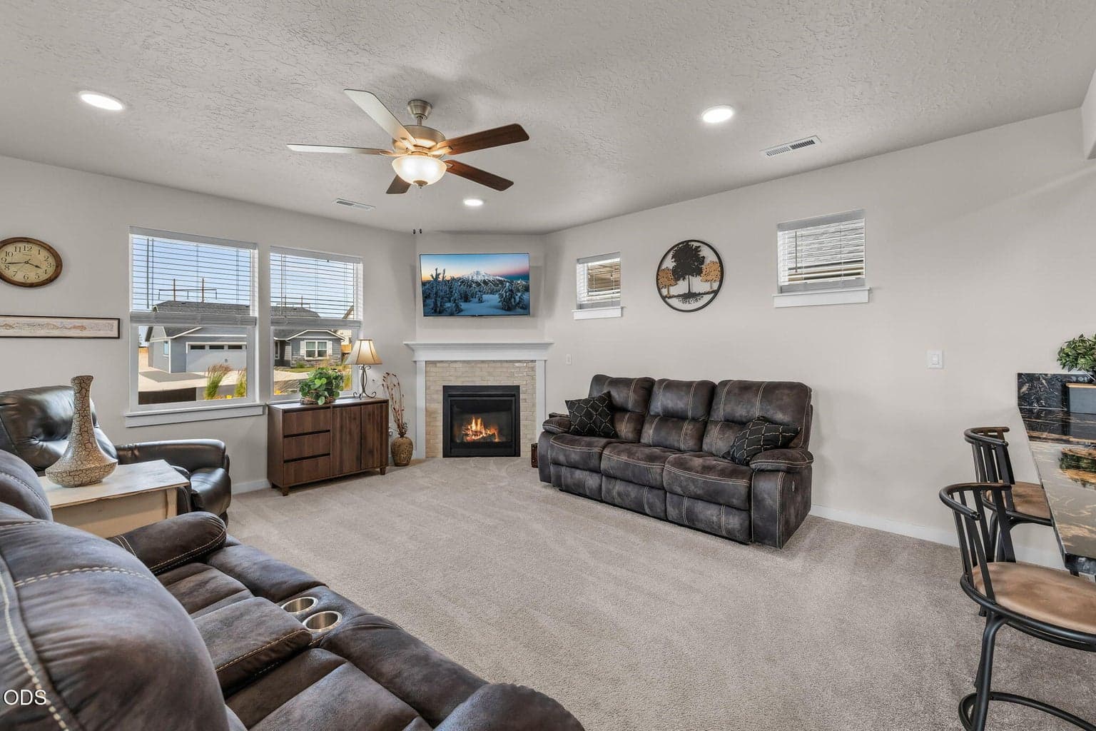 Photo of 3888 Lava 4 of 26