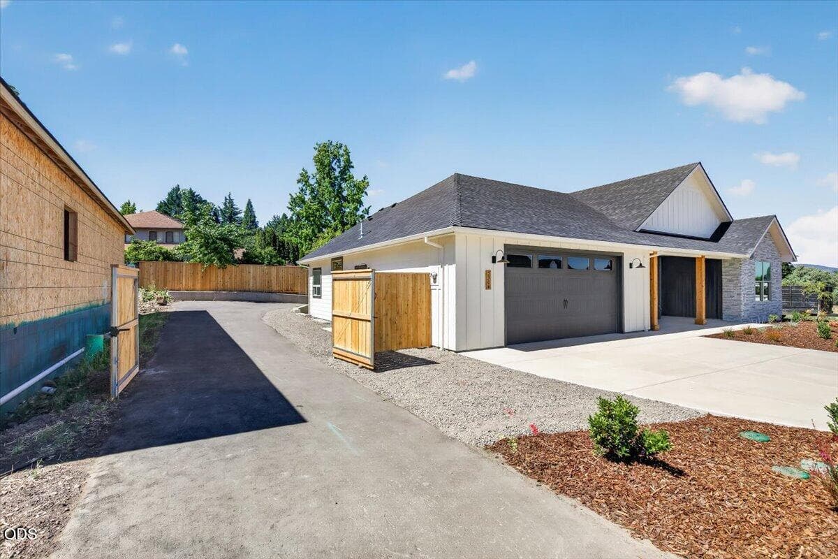 Photo of 3304 Tree Top Drive 2 of 34