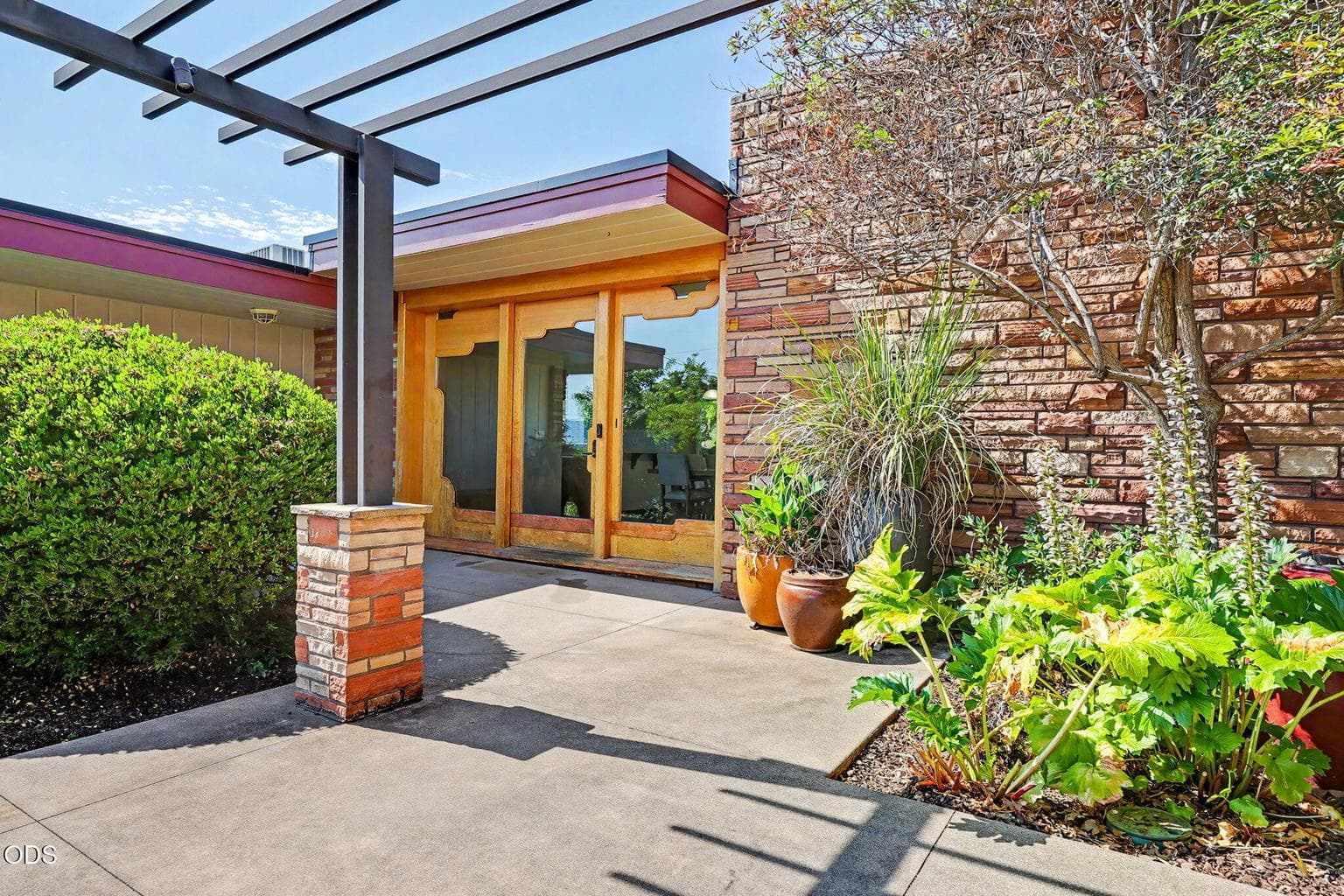 Photo of 2639 Hillcrest 3 of 44