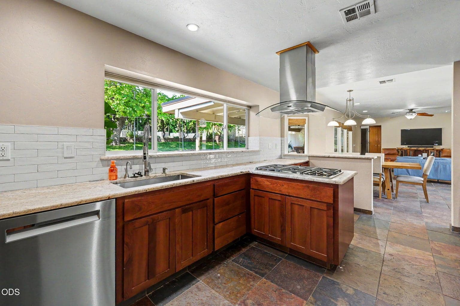 Photo of 2639 Hillcrest 5 of 44