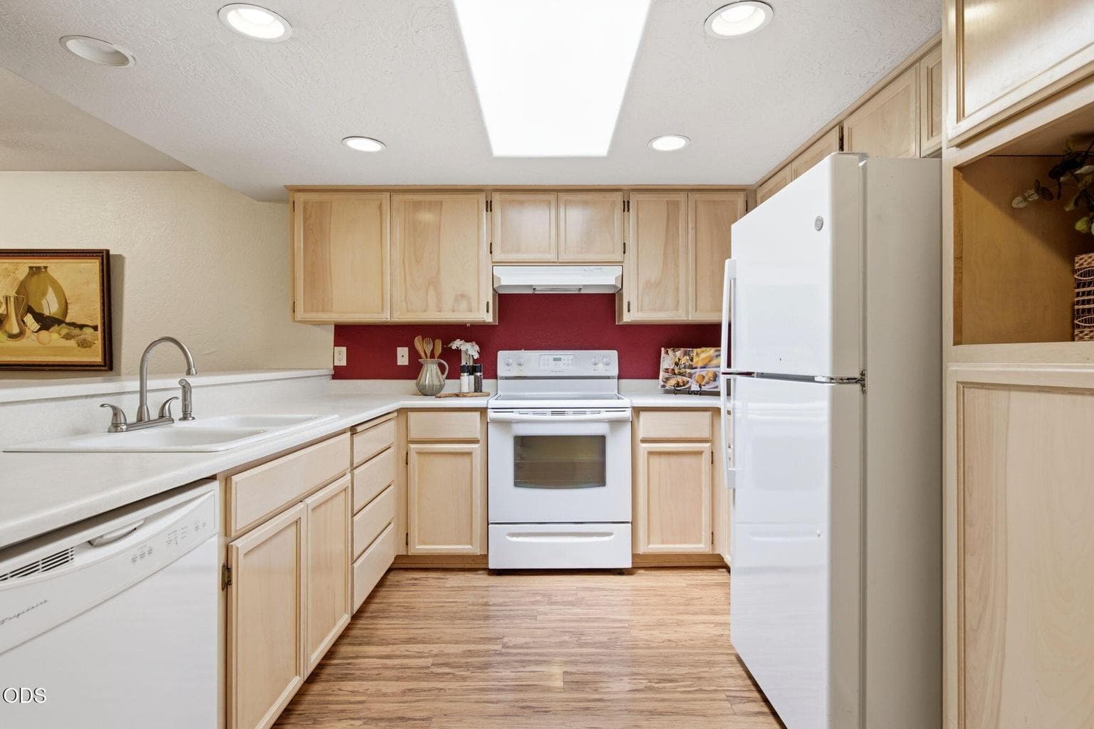 Kitchen w/skylight and breakfast bar