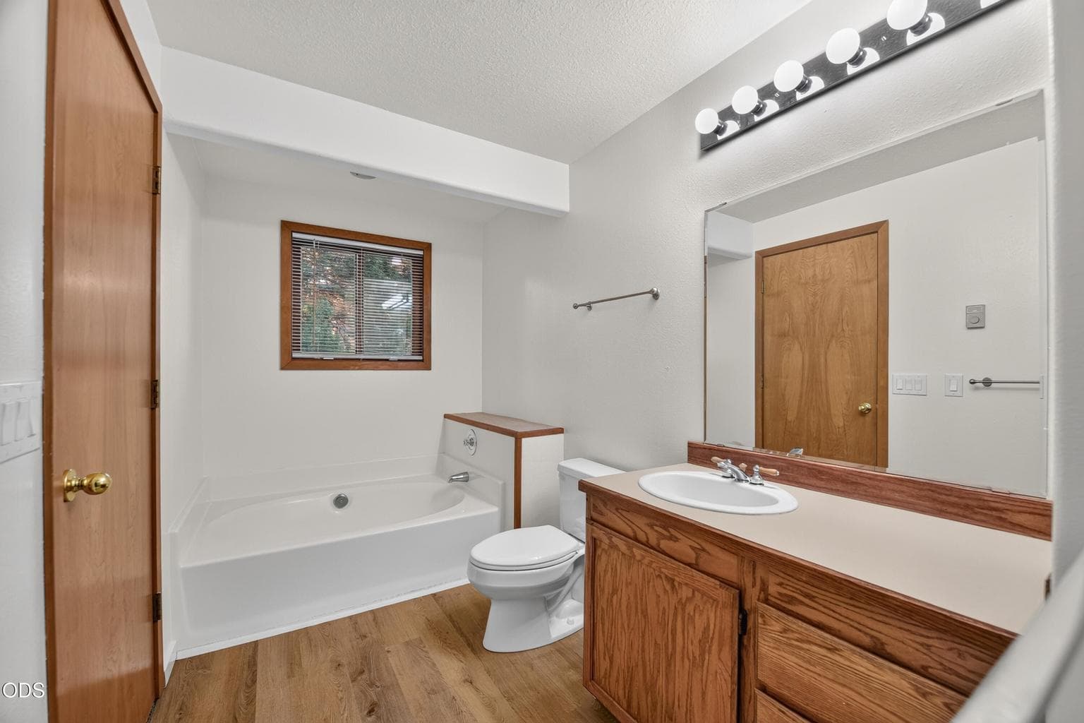 Photo of 1050 NE Butler Market Road 25 of 40