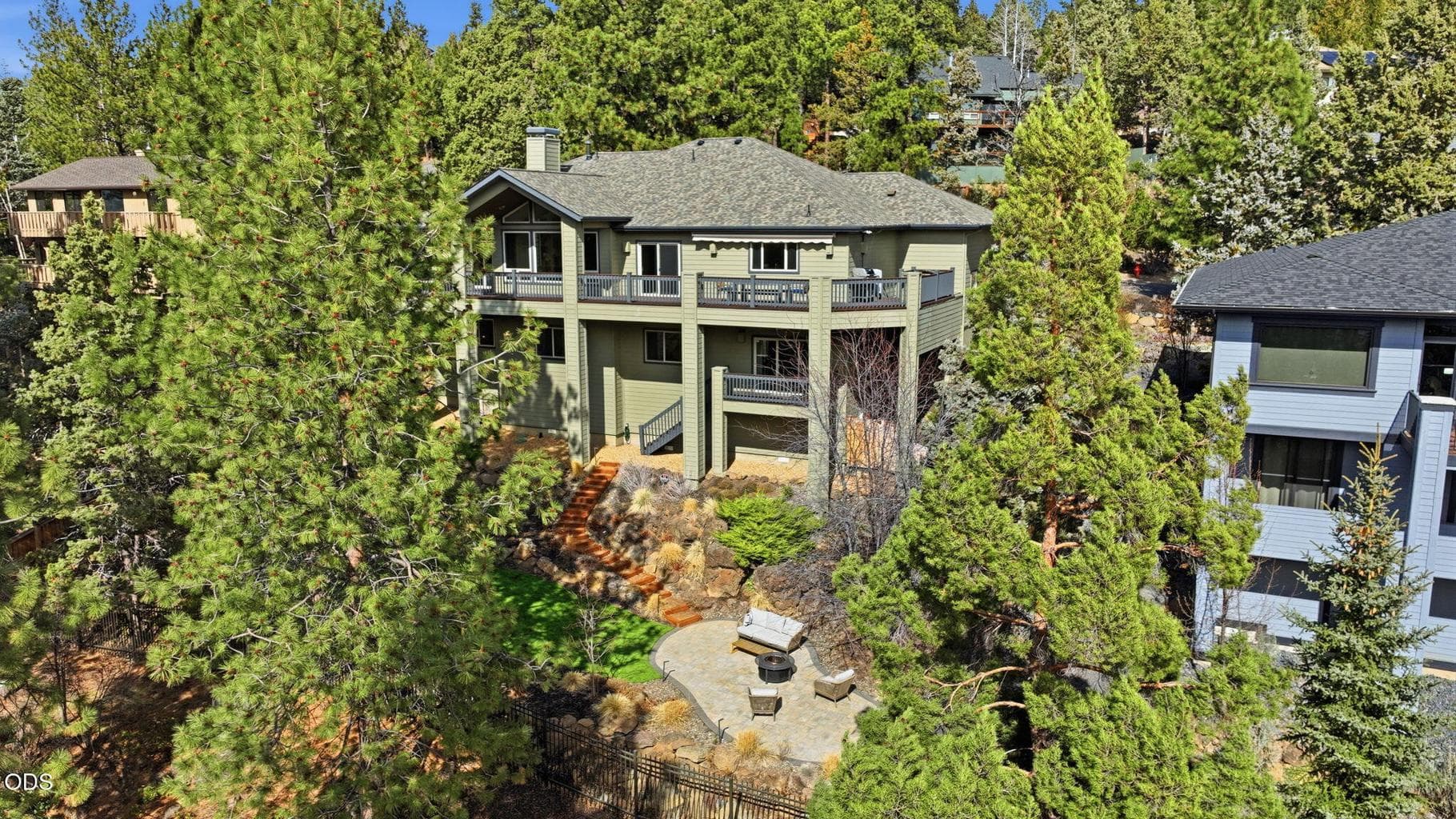 Surrounded by Beautifully Remodeled Luxury Homes
Premium Location