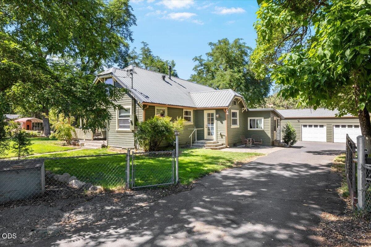 Photo of 1833 2nd 1 of 55