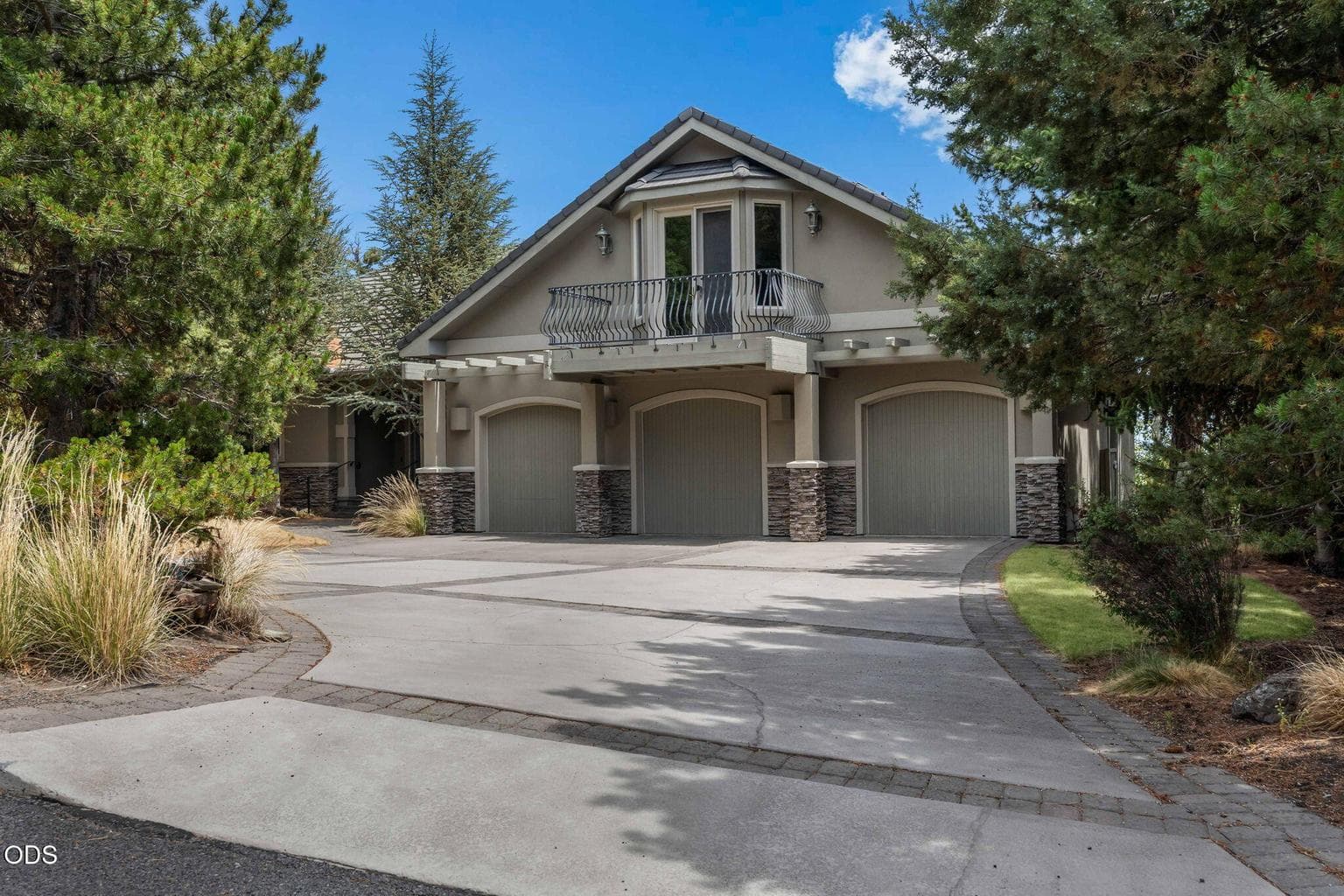 Photo of 1166 Redfield Circle 2 of 62
