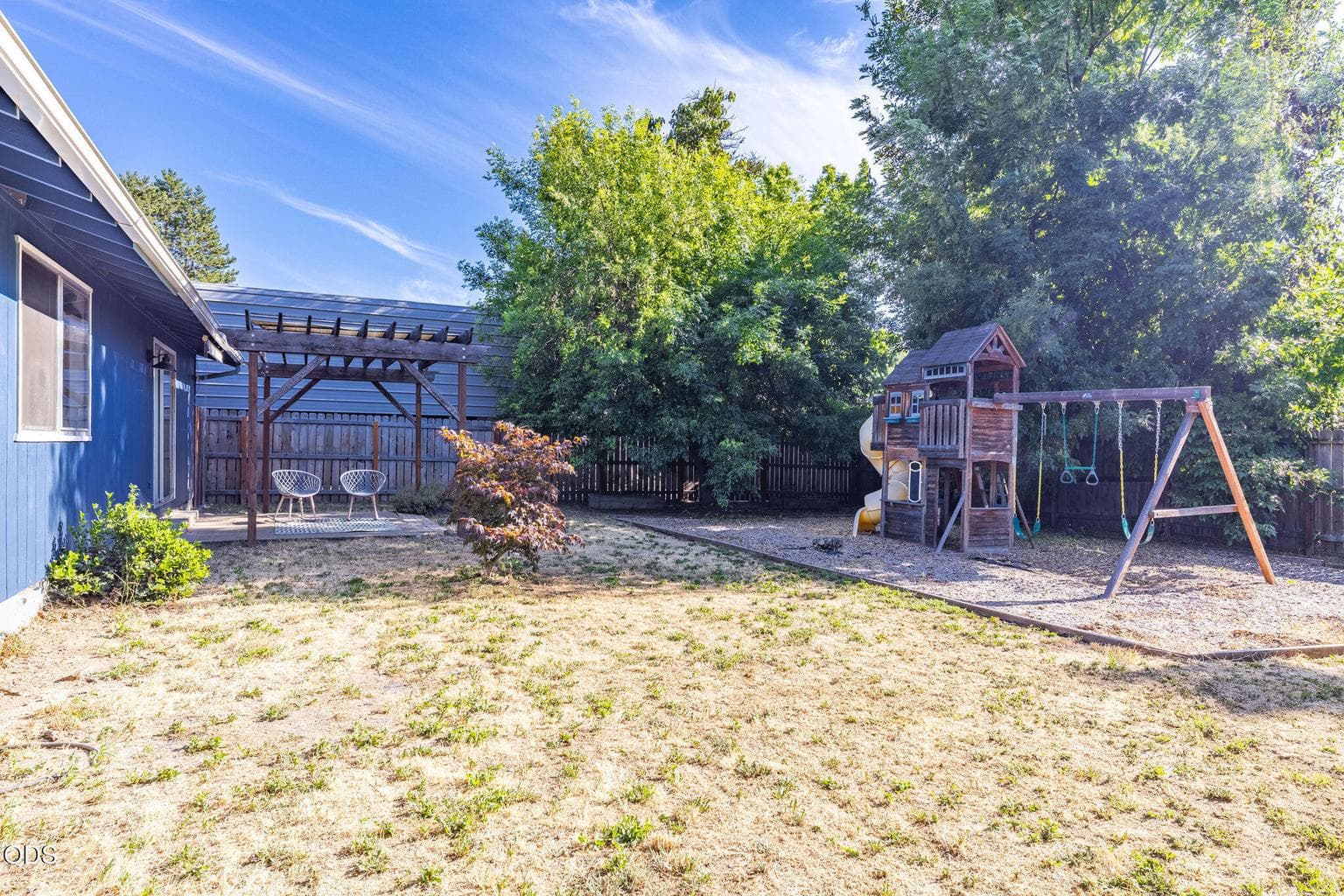 Backyard, pergola & play-set