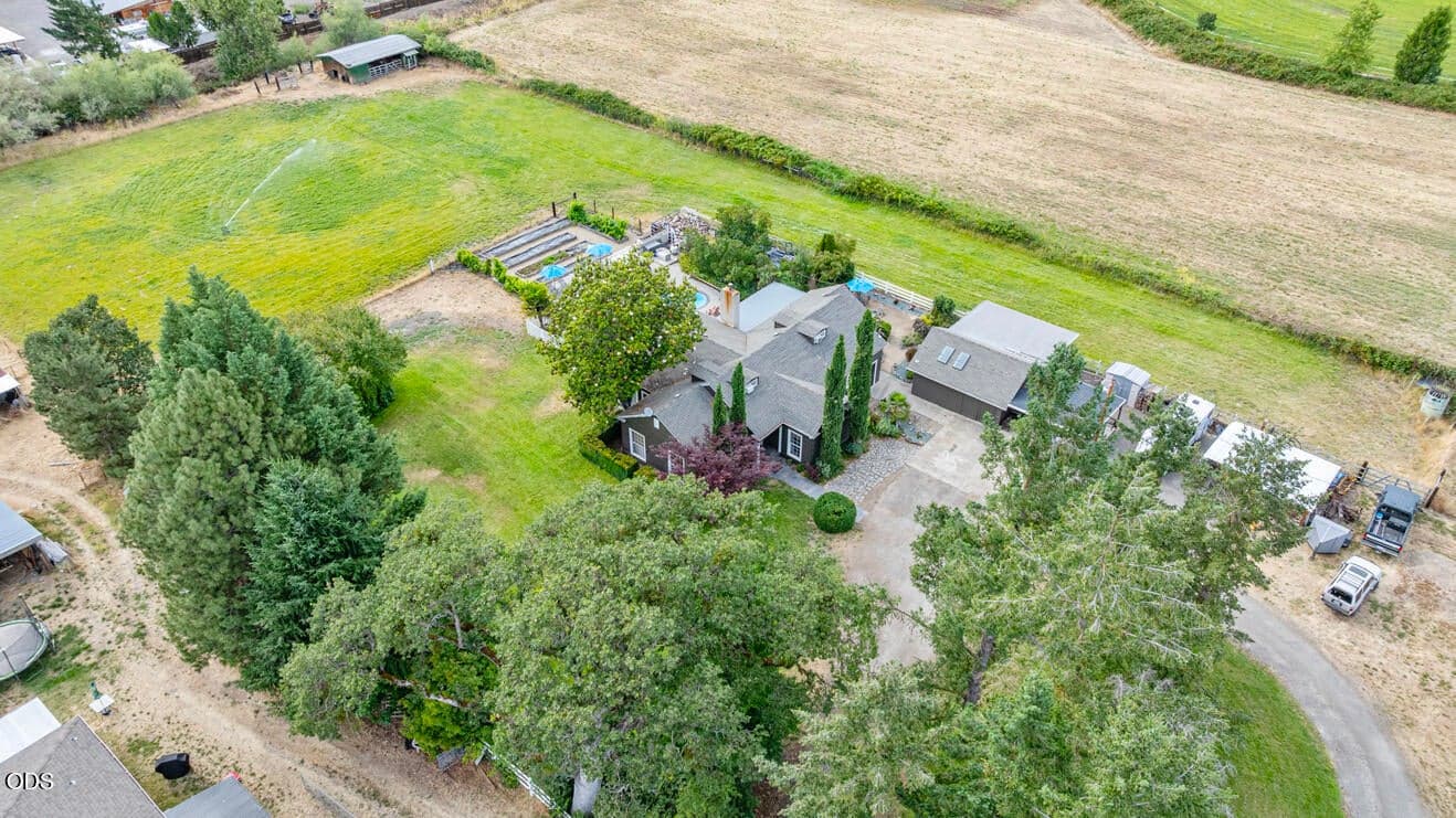 Country Living! Close to town