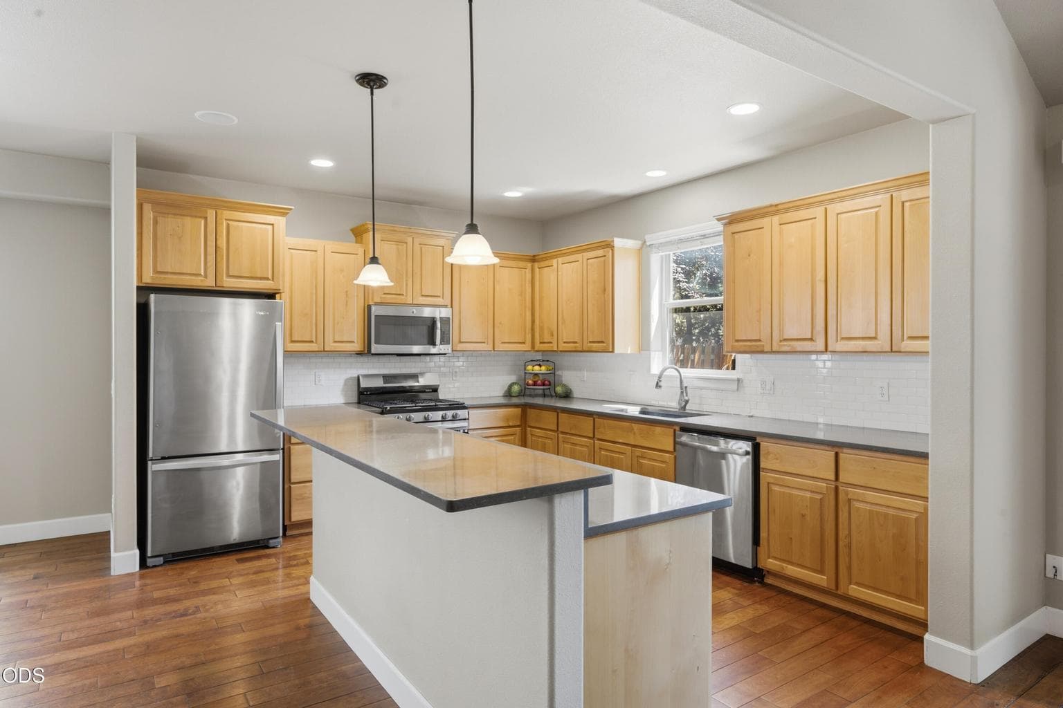 Kitchen Quartz Counters Breakfast Bar