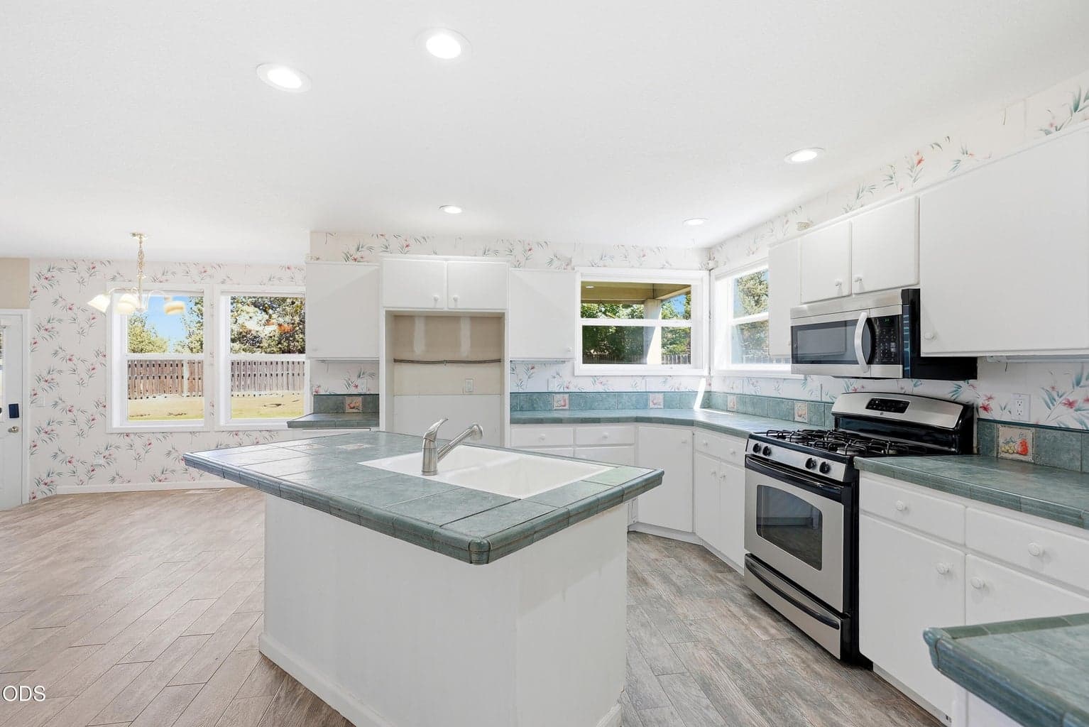 Photo of 2034 NE Bluebird Court 14 of 52